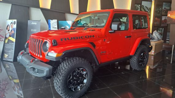 Jeep Wrangler JL Rubicon 2 Door warna merah / Firecracker Red = Rp 1.910.000.000