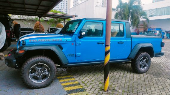 Jeep Wrangler JT Rubicon Gladiator warna biru bikini = Rp 2.335.000.000