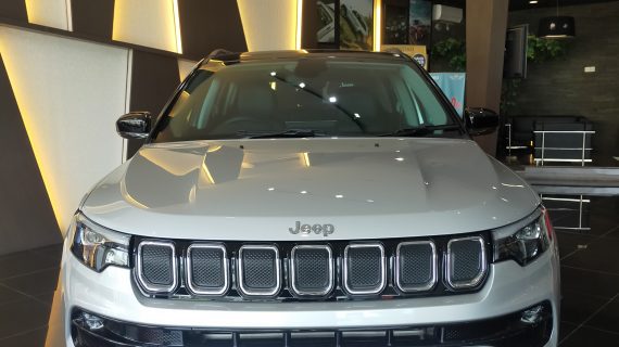 Jeep Compas warna silver / Abu2 = IDR 900.000.000