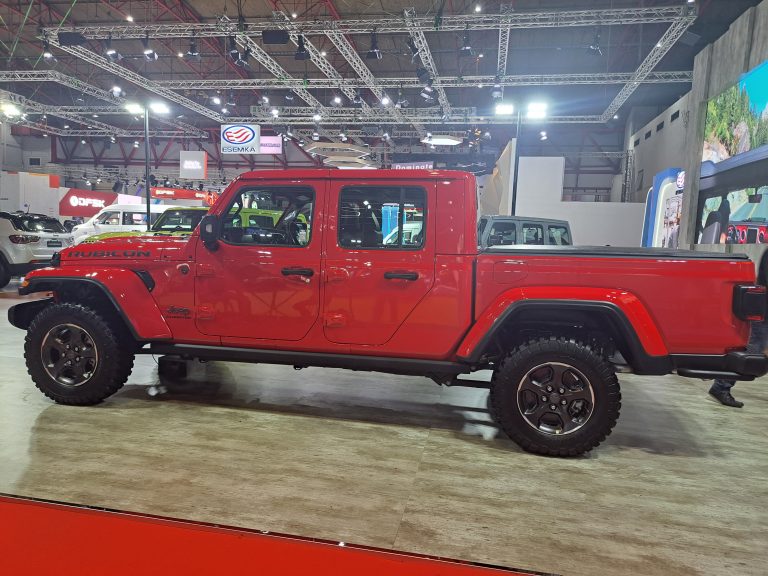 Jeep Wrangler JT Rubicon Gladiator warna merah / Firecracker Red = 2.340.000.000